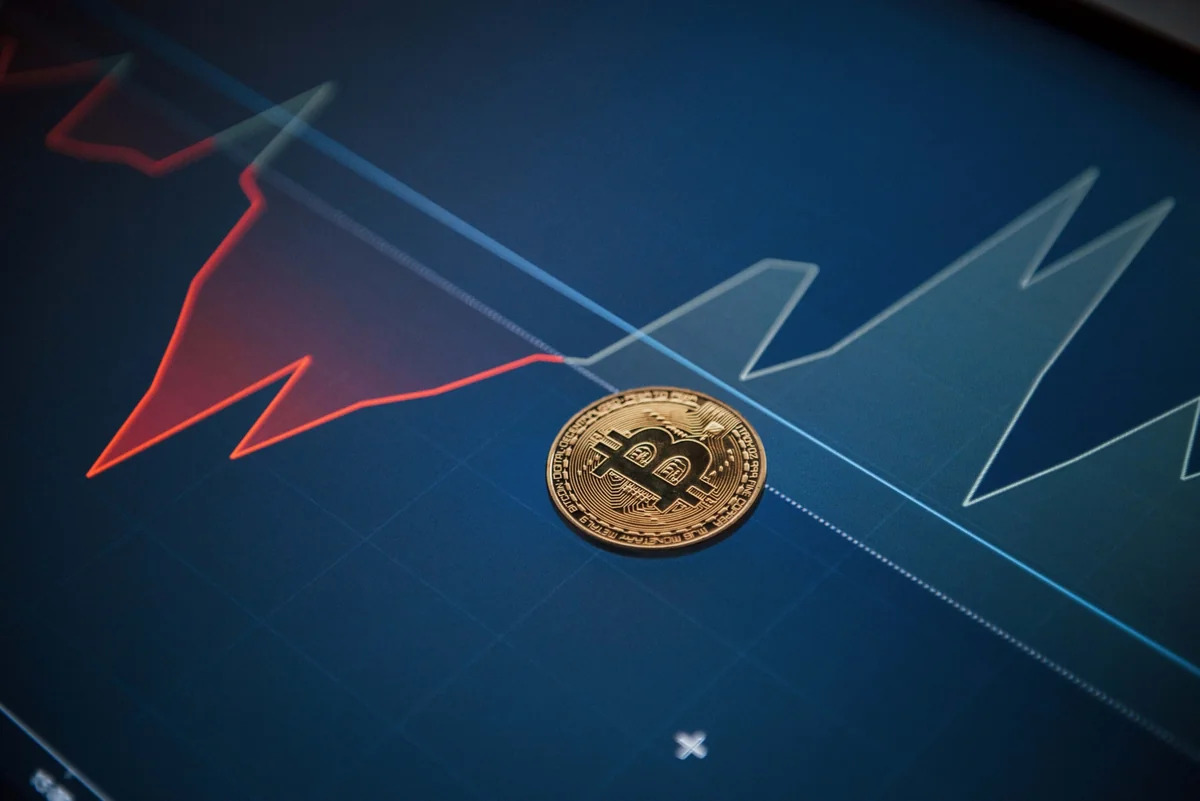 
Биткоин упал ниже отметки в $62 тыс.
