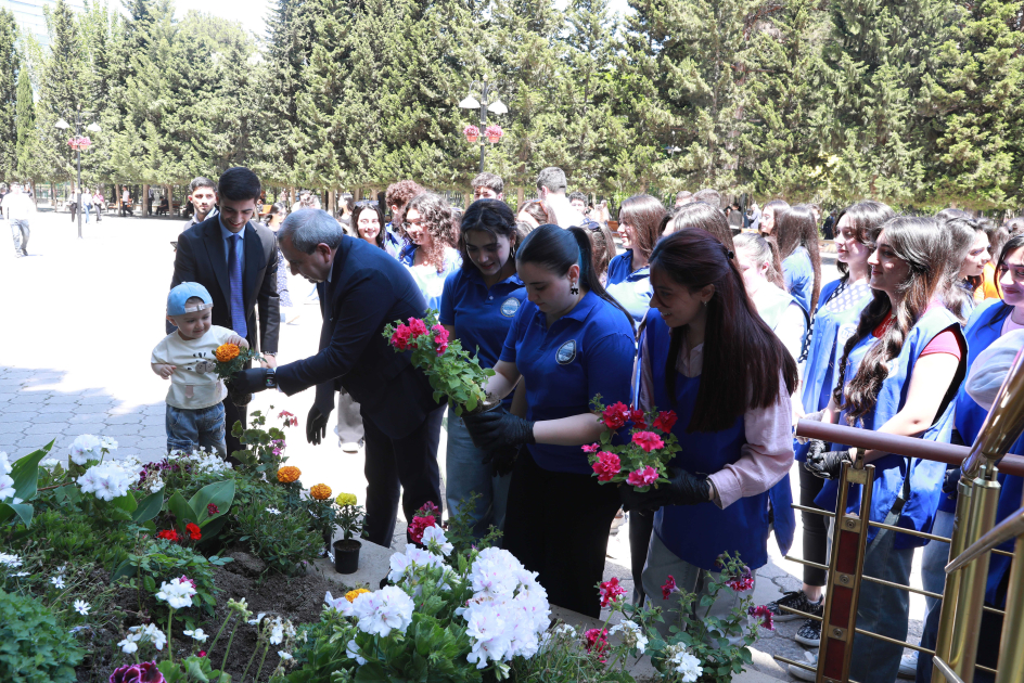 Акция по посадке цветов в БГУ