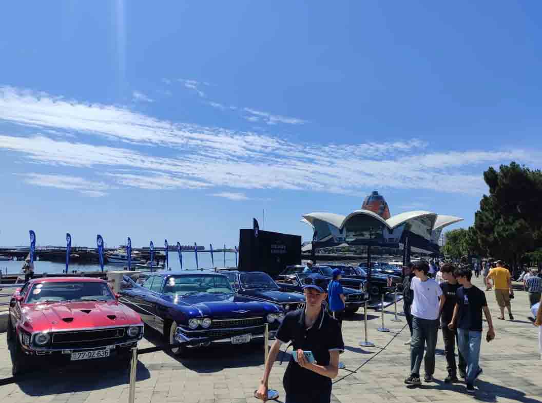 Фестиваль Classics & Supercars в Баку: раритетные автомобили и суперкары на набережной