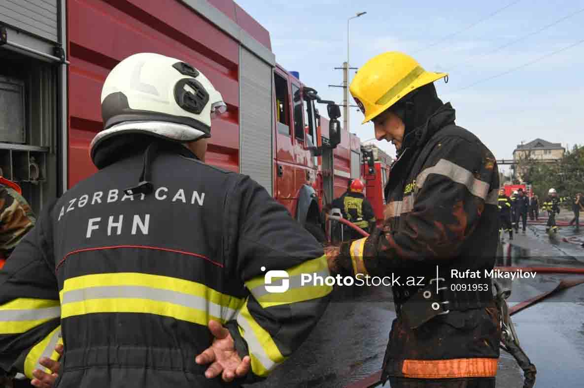 В Баку произошёл пожар в магазине