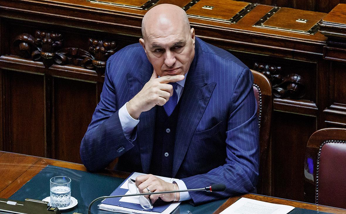 Repubblica: глава МО Италии угрожал отставкой из-за сокращения расходов на оборону