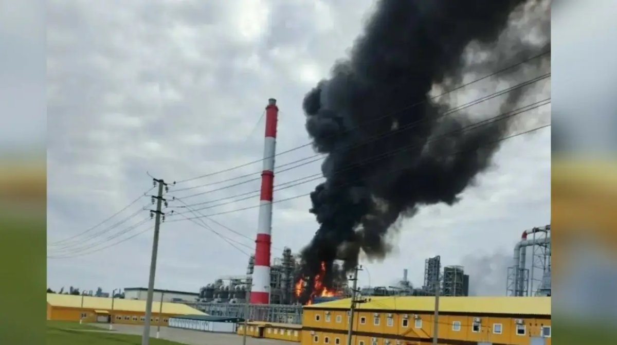 После атаки БПЛА остановлен один из ключевых нефтеперерабатывающих заводов России