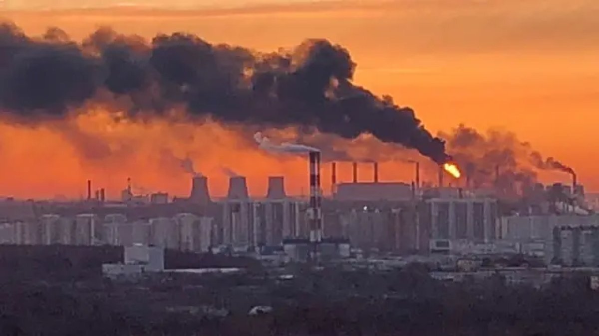 
Атаки беспилотников ВСУ на Кубань и Москву: горят нефтебаза и НПЗ