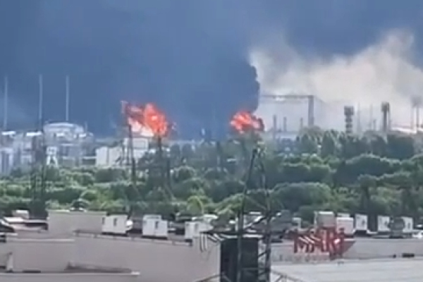 Крупнейшая с начала войны атака на Москву: горит НПЗ, закрыты аэропорты...