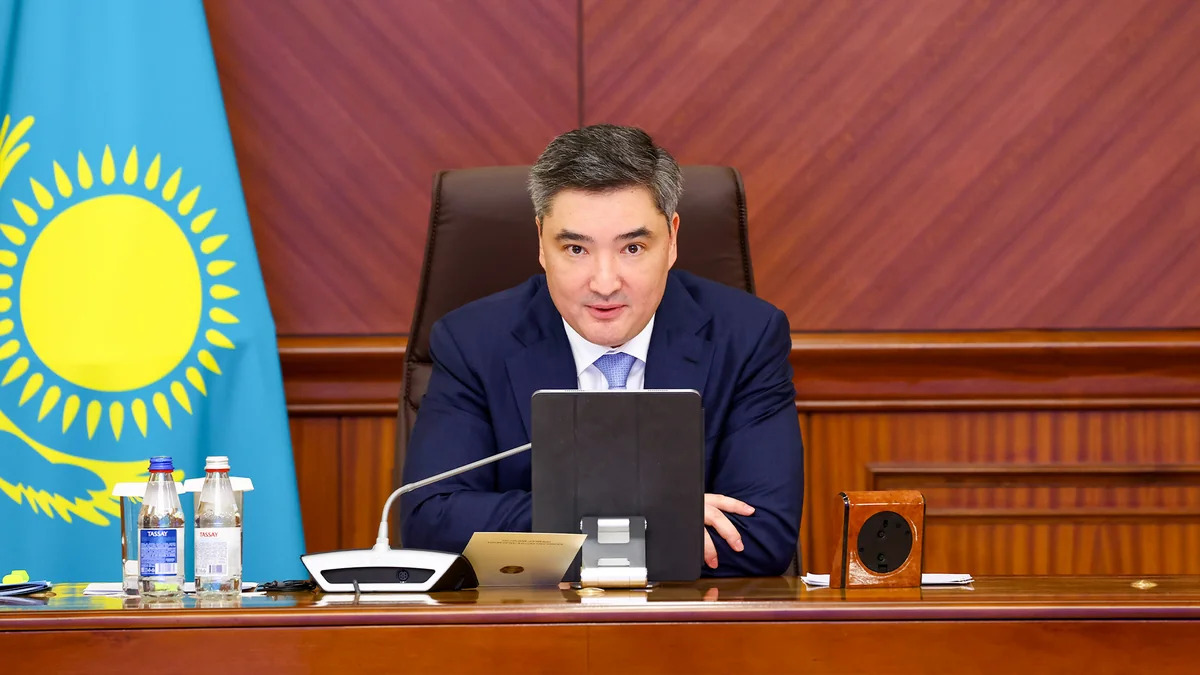 
Бектенов поручил усилить контроль на границах Казахстана для недопущения дефицита топлива