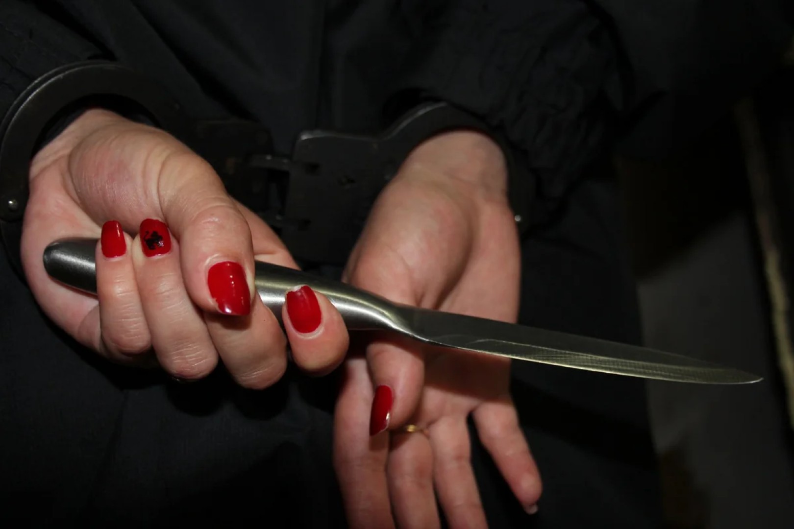 
В Сумгайыте 18-летняя девушка ударила ножом знакомого