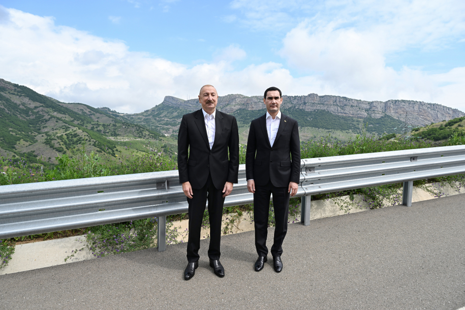 
Президенты Азербайджана и Туркменистана сфотографировались на фоне села Дашалты Шушинского района