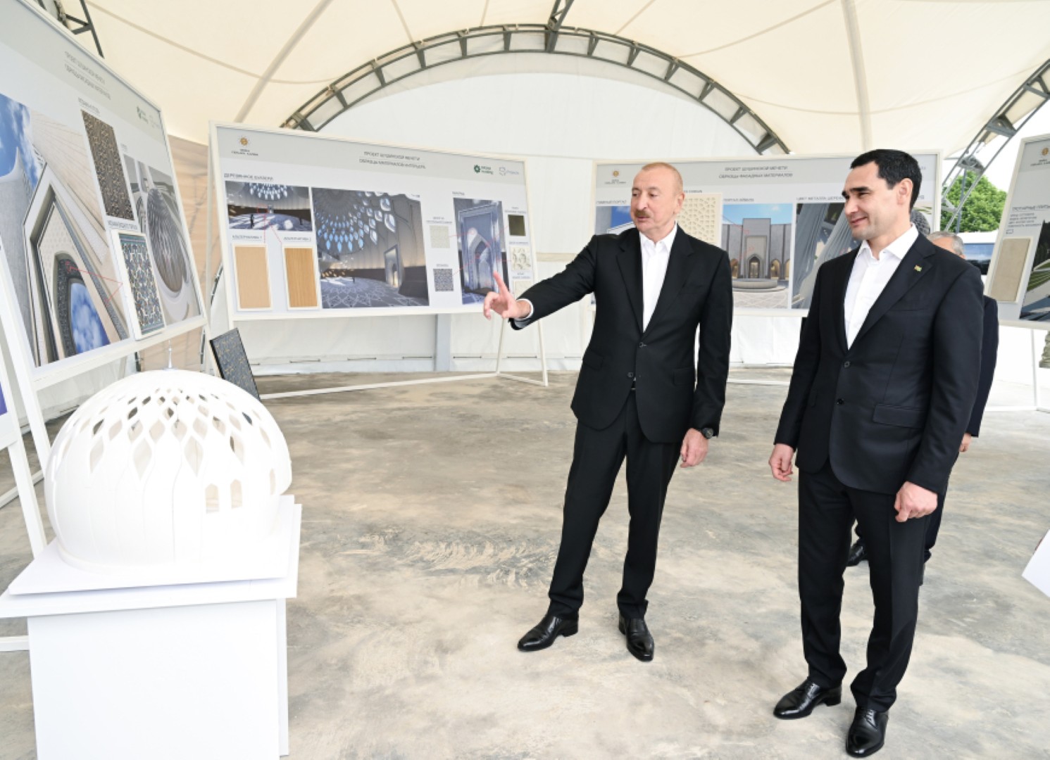 
Президенты Азербайджана и Туркменистана ознакомились с ходом строительства Шушинской мечети