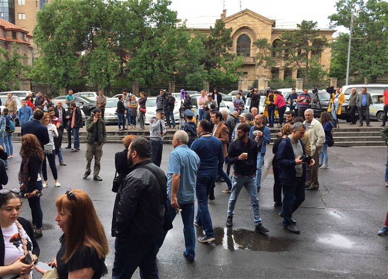 Оппозиция проводит акцию протеста перед зданием Конституционного суда Армении