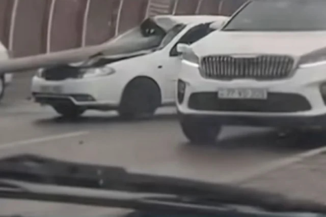 
BMW снес столб в Баку: пострадал водитель припаркованного рядом автомобиля