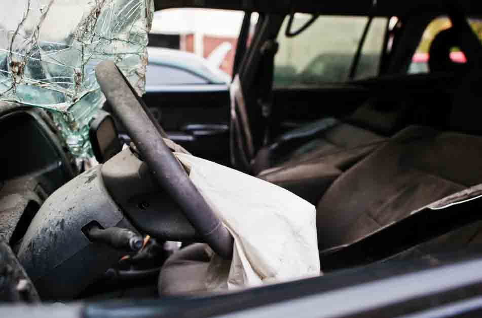 В Лерике при падении автомобиля в ущелье пострадали четыре человека