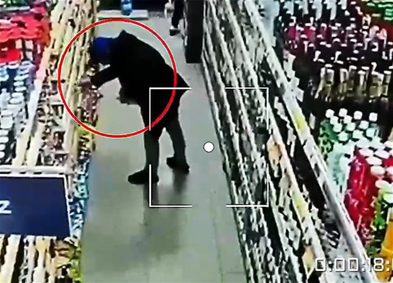 В Баку мужчина попал на камеру во время кражи из магазина