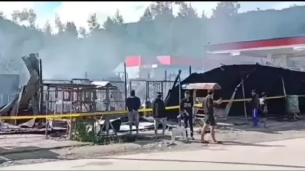 
В Индонезии неизвестные подожгли самолет: пилот погиб