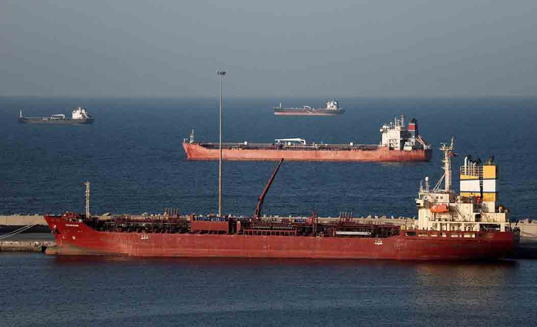Несколько судов после резкого разворота не стали проходить Ормуз