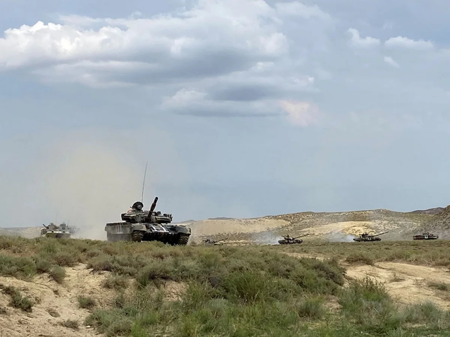
Сухопутные войска Азербайджана проводят крупномасштабные оперативные учения