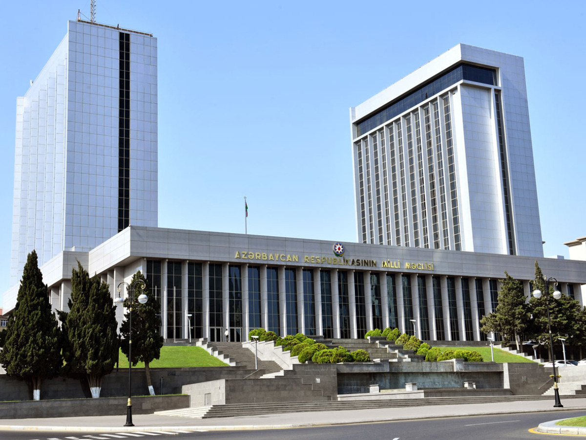 
Проходит пленарное заседание Милли Меджлиса