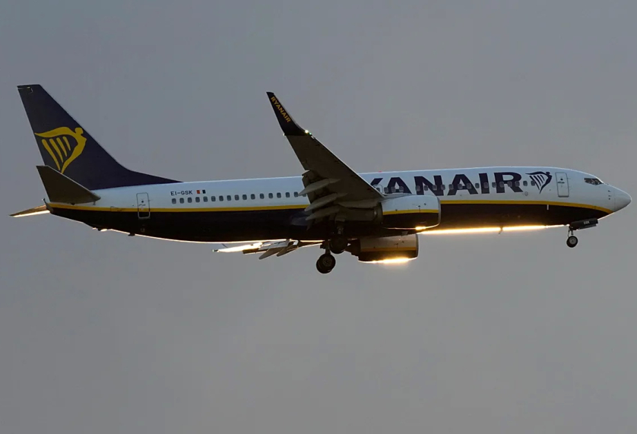
Осколок двигателя пробил иллюминатор, самолет Ryanair экстренно вернулся в Салоники
