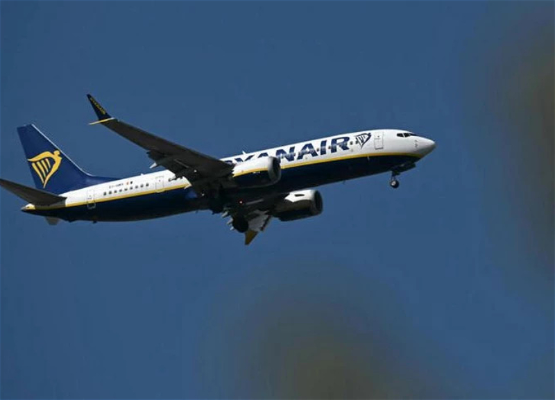 Обломок двигателя разбил иллюминатор самолета Ryanair: пассажира едва не вытянуло наружу