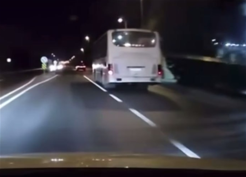 Опасный маневр водителя автобуса едва не привел к аварии в Баку