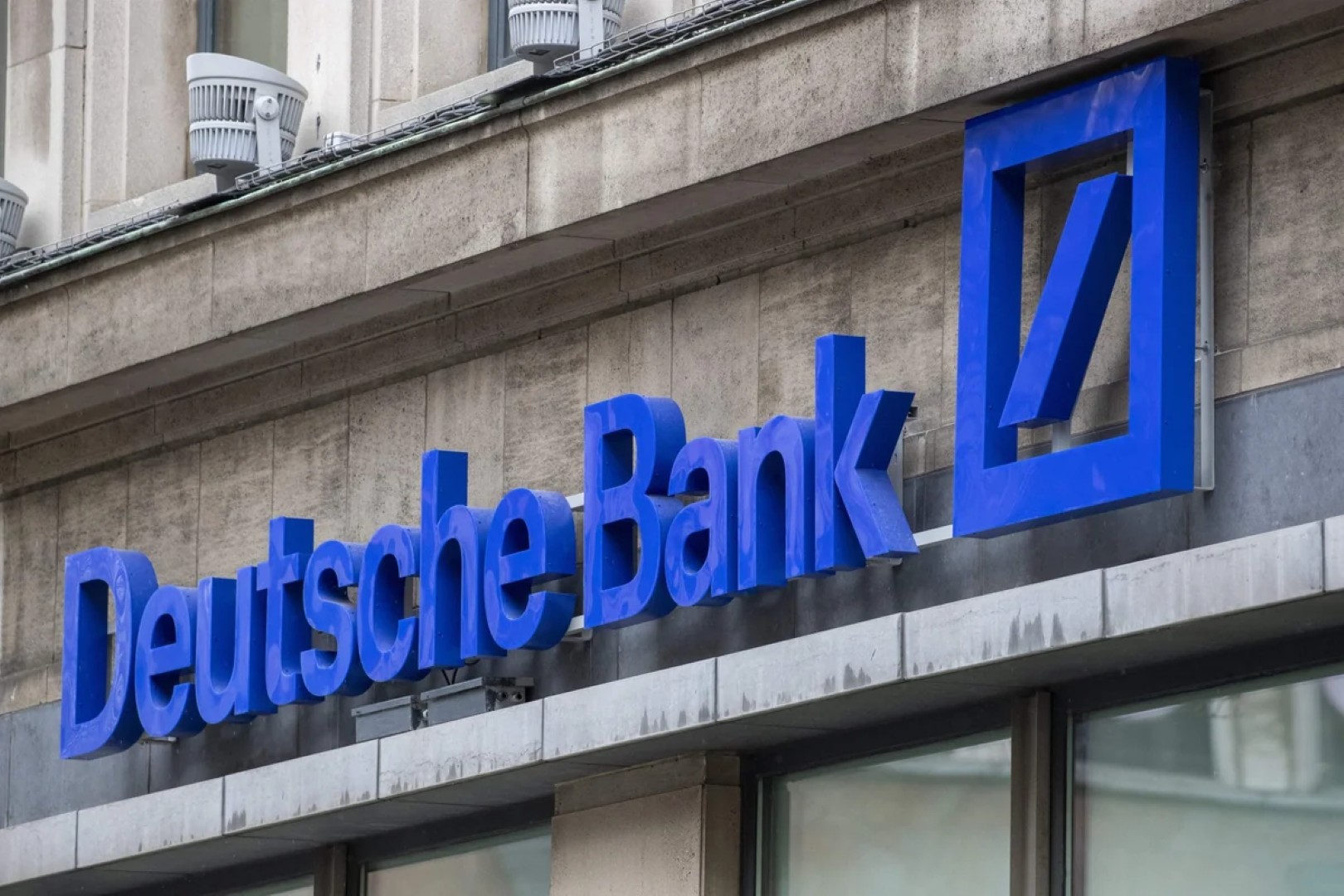 В центре Франкфурта прошли обыски в филиале Deutsche Bank