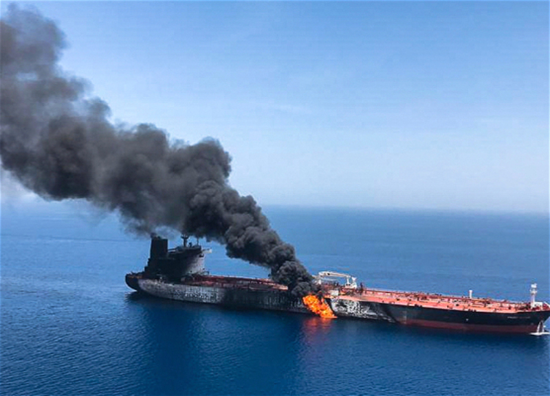 США нанесли ракетный удар по нефтяному танкеру у иранского острова Харк