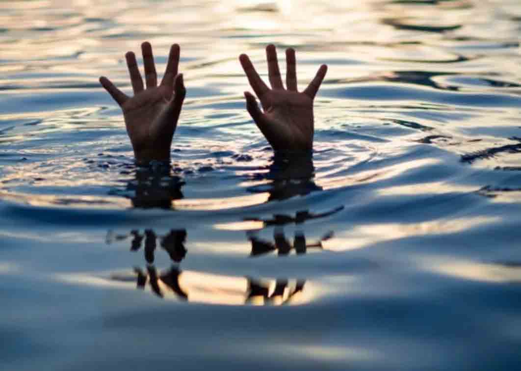 Продолжаются поиски утонувшего в море два дня назад 22-летнего парня