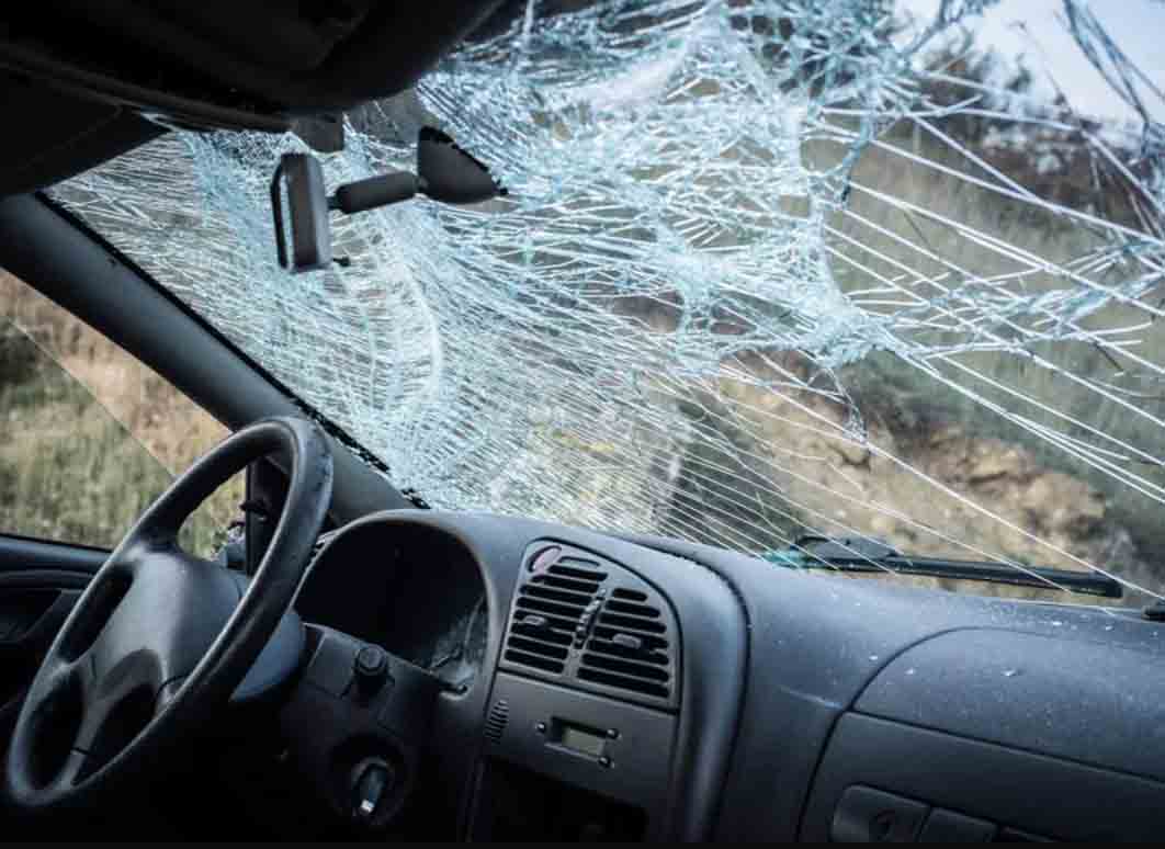 В Зардабе автомобиль врезался в дорожное ограждение: пострадали четыре человека