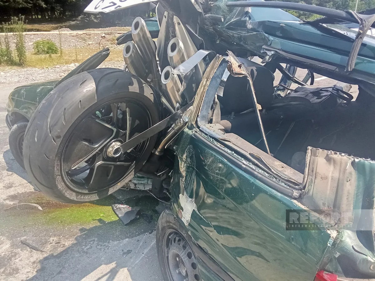 Спасатели МЧС извлекли из автомобиля тело погибшего в ДТП в Исмаиллы
