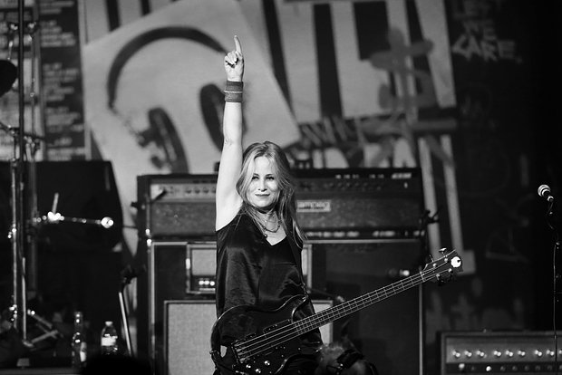 Умерла басистка группы L7 Дженнифер Финч