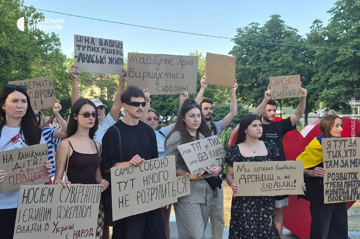 Четвертый день протестов: в Украине продолжаются акции после смены министра обороны