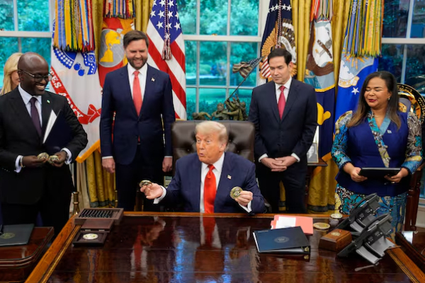Вэнс метит в президенты. Что пошло не так у любимца Трампа?
