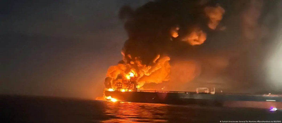 Хуситы ударили по двум саудовским нефтяным танкерам
