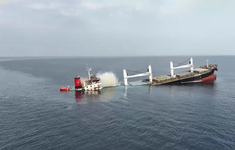 Хуситы угрожают перекрыть Красное море, усиливая кризис мировой торговли