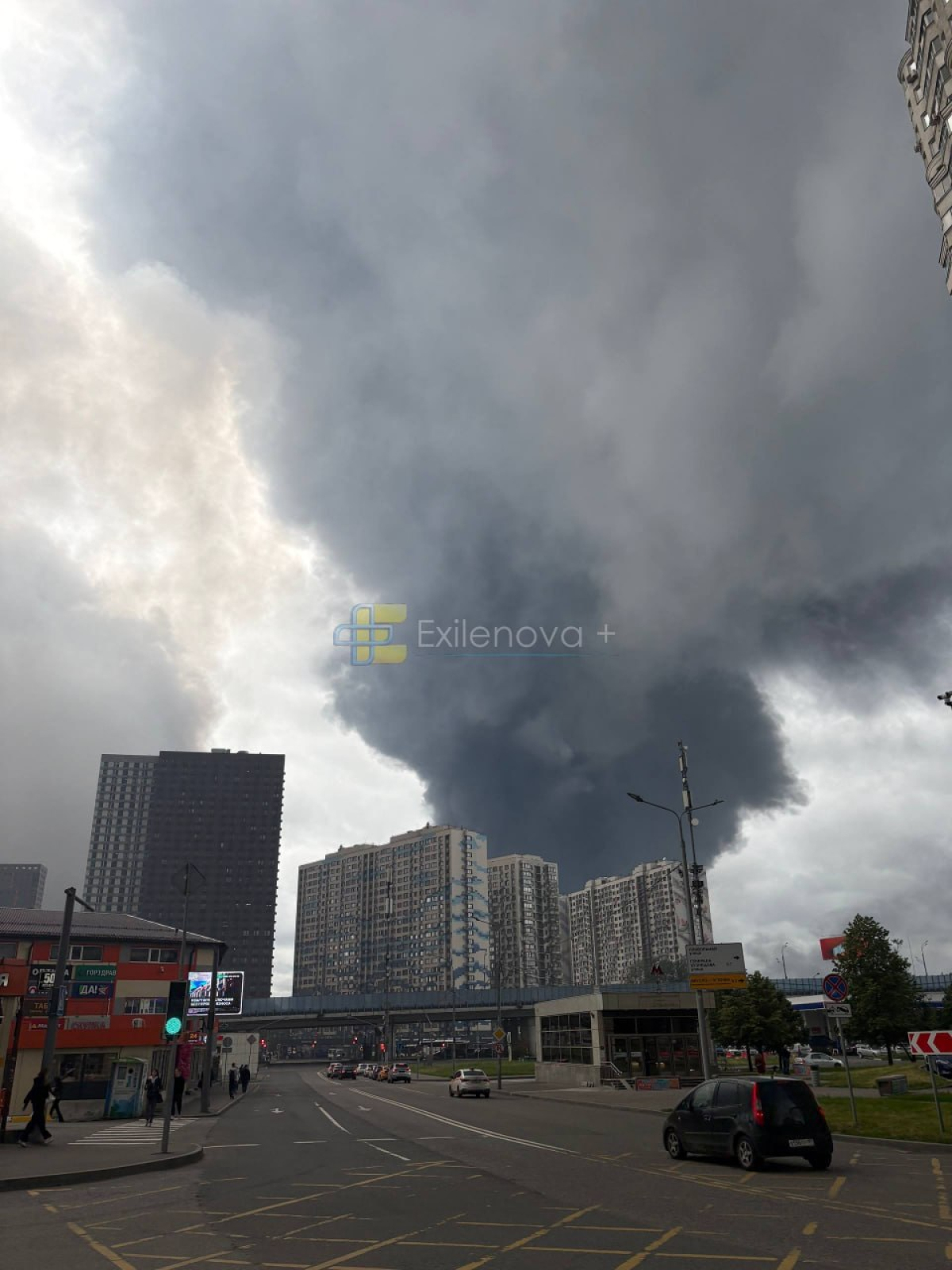 Массированная атака дронов на Москву и Подмосковье: горят предприятия, БПЛА попал в жилой дом