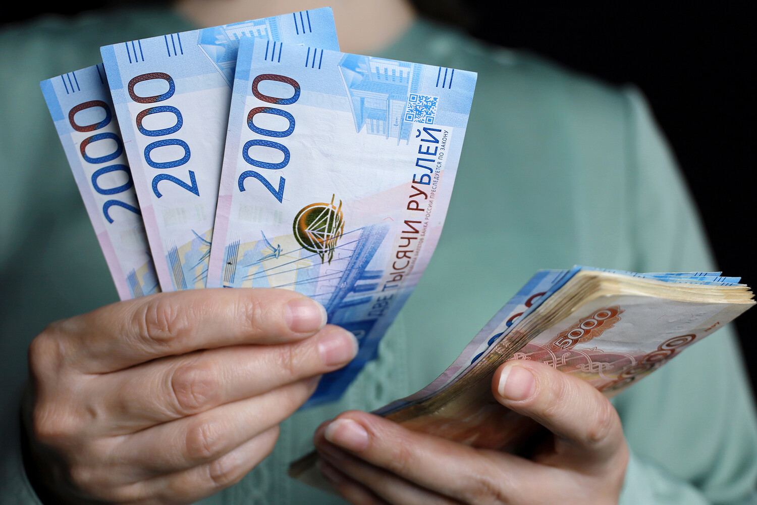 В Петербурге задержали школьницу, забравшую у пенсионерки 5,5 млн рублей
