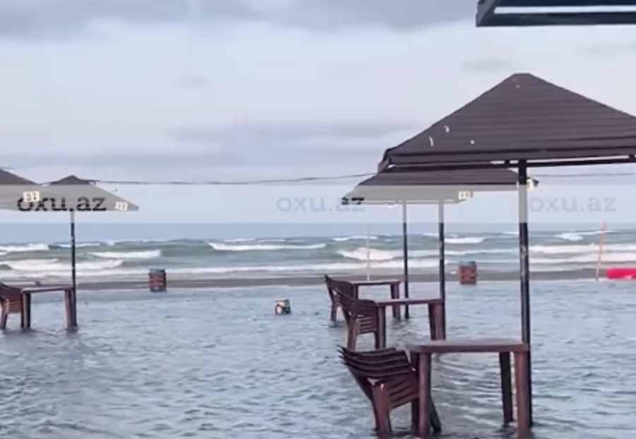 Море хлынуло на пляжи Баку: связано ли это с повышением уровня Каспия?
