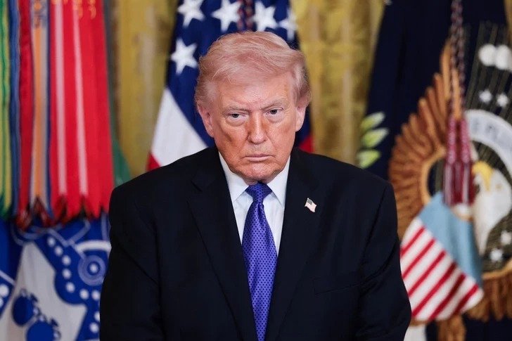 Трамп угощал конфетами своих соратников во время прощания с Грэмом