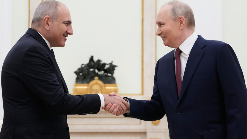 Пашинян о разговоре с Путиным: Разговоры о проведении референдума и сроках неуместны