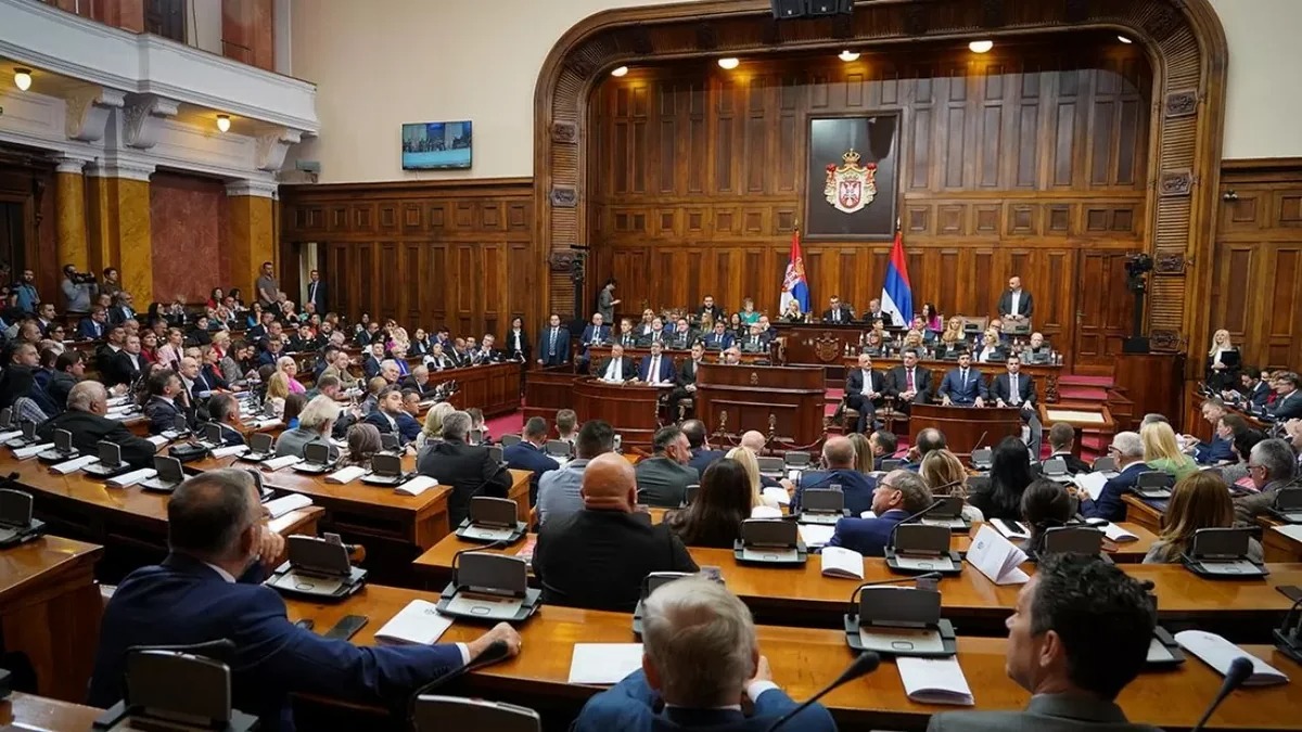 Вотум недоверия не прошел: парламент Сербии сохранил правительство Мацута