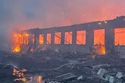 Огонь превратил ферму в пепелище