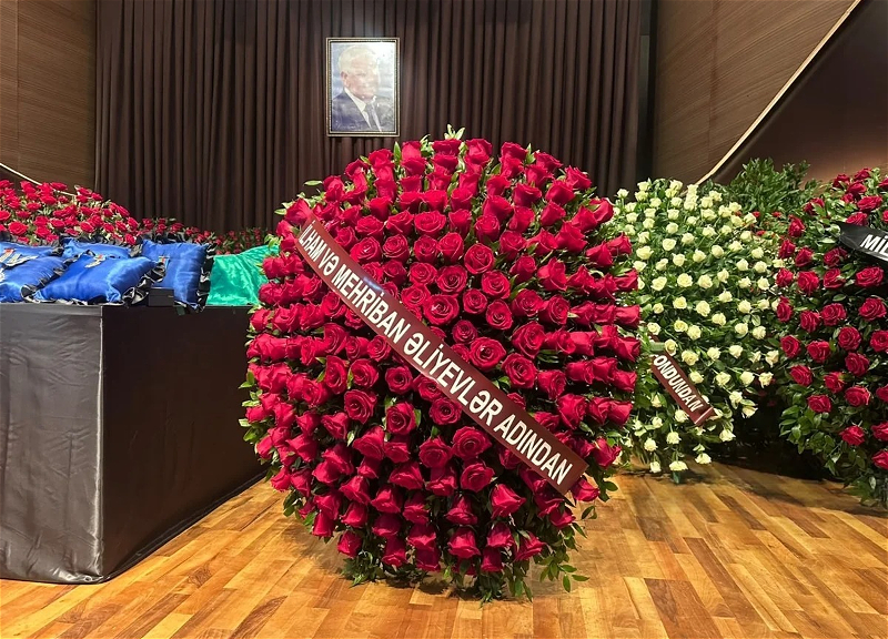 Ильхам Алиев и Мехрибан Алиева отправили венок на церемонию прощания с Нариманом Гасанзаде