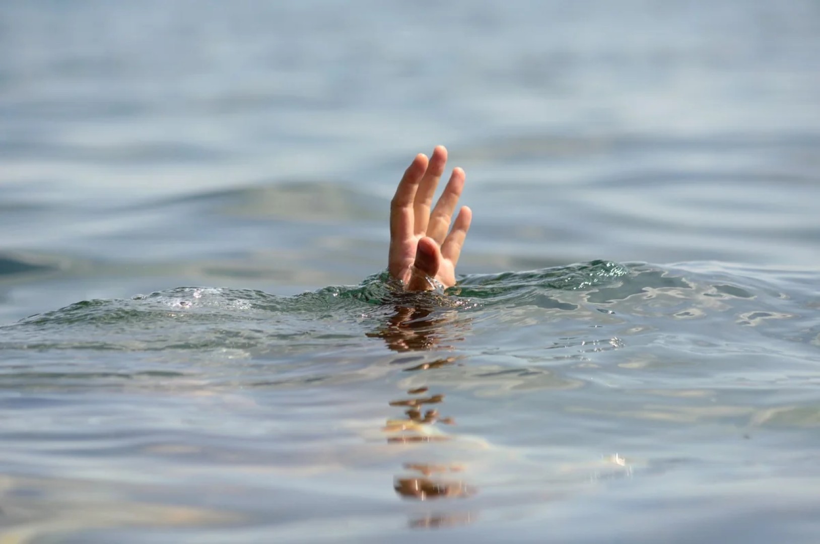 
В Бузовне двое утонули в море, 17-летнюю девушку удалось спасти