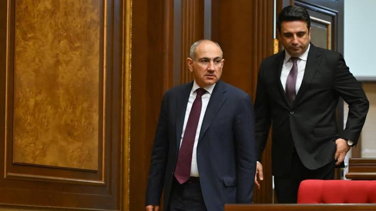 
Пашинян отказал Симоняну и ждет &laquo;жестких мер&raquo; от Москвы