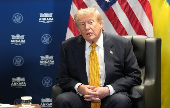 Трамп спас ребенка от падения со сцены и пошутил про Байдена