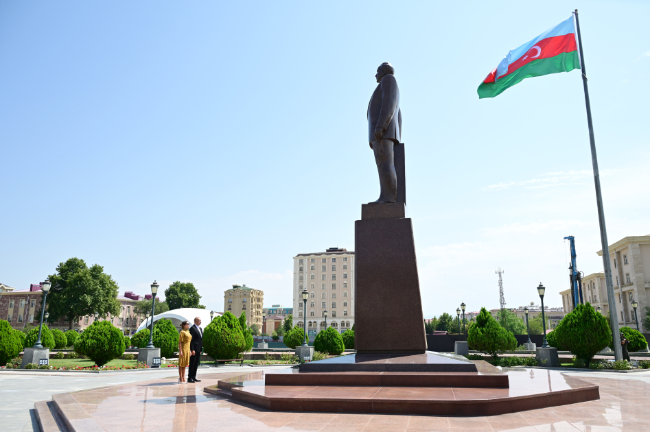 Президент Ильхам Алиев посетил памятник Общенациональному лидеру, установленный в центре города Нахчыван