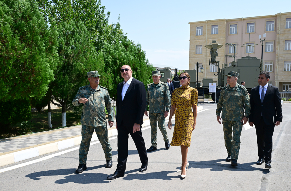 Президент Ильхам Алиев принял участие в церемонии вручения боевых знамен новосозданным воинским частям коммандо в Отдельной общевойсковой армииБУДЕТ ОБНОВЛЕНО