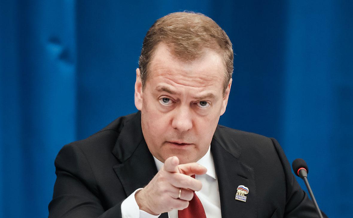 Медведев назвал &laquo;придурками&raquo; россиян, не разделяющих патриотические настроения