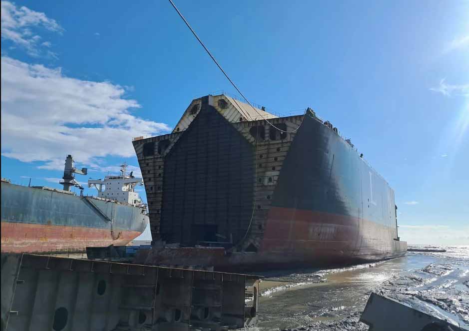 На судоверфи в Бангладеш погибли 9 человек при отравлении токсичным газом