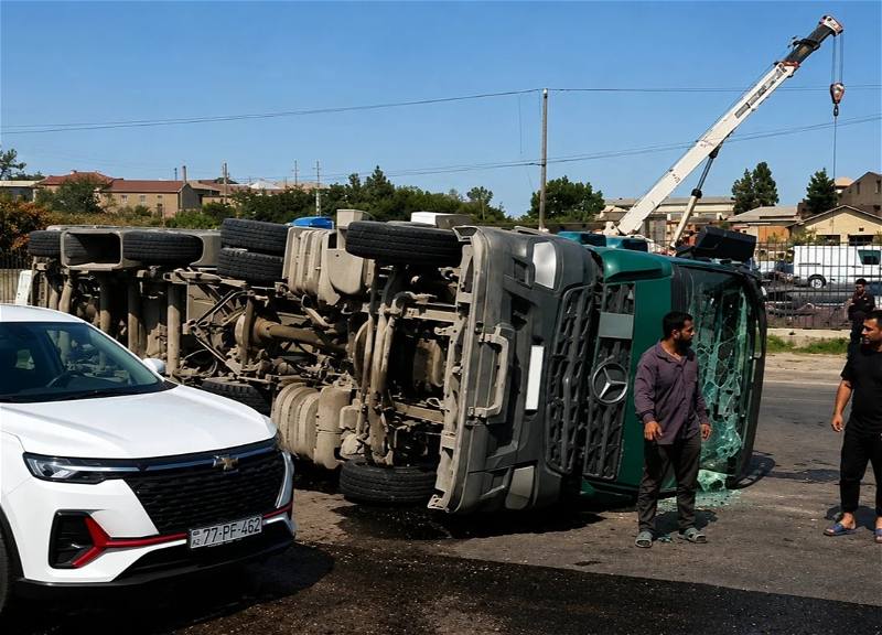 В Баку опрокинулась фура: дизельное топливо разлилось на дорогу