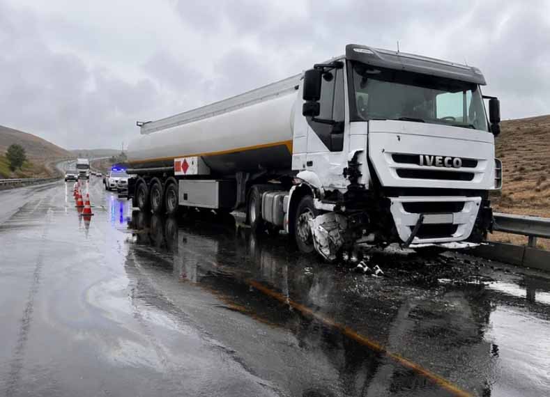 Фура врезалась в ограждение в Гёранбойском районе: на дорогу вылилась тонна топлива